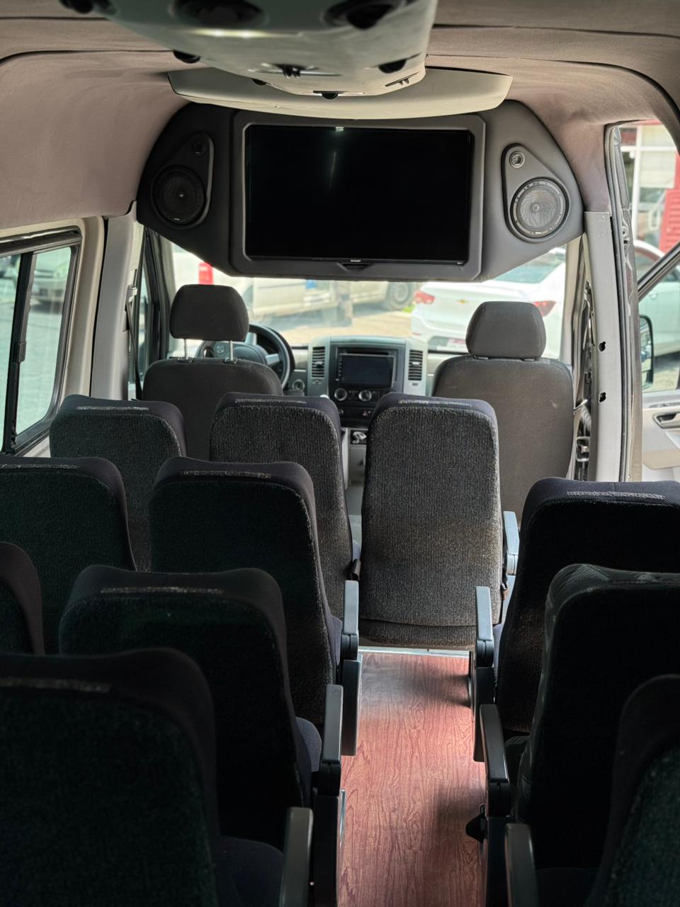 Interior de unidad con pantalla