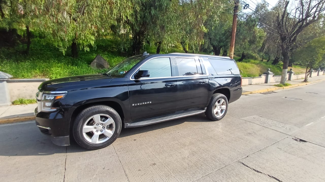 Camioneta Suburban negra vista lateral